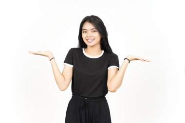 Açık Avuç 'ta Beyaz Üzerine İzole Güzel Asyalı Kadın' ın İki Ürününü Göstermek ve Sunmak