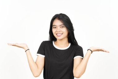 Açık Avuç 'ta Beyaz Üzerine İzole Güzel Asyalı Kadın' ın İki Ürününü Göstermek ve Sunmak