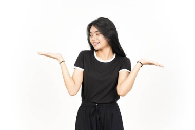 Açık Avuç 'ta Beyaz Üzerine İzole Güzel Asyalı Kadın' ın İki Ürününü Göstermek ve Sunmak