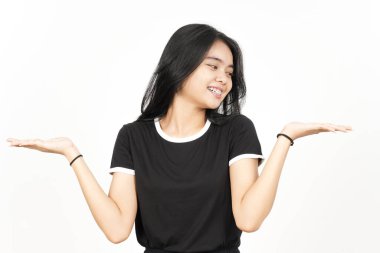 Açık Avuç 'ta Beyaz Üzerine İzole Güzel Asyalı Kadın' ın İki Ürününü Göstermek ve Sunmak