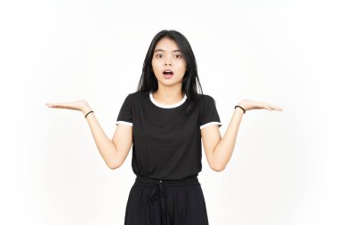 Açık Avuç 'ta Beyaz Üzerine İzole Güzel Asyalı Kadın' ın İki Ürününü Göstermek ve Sunmak