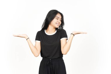 Açık Avuç 'ta Beyaz Üzerine İzole Güzel Asyalı Kadın' ın İki Ürününü Göstermek ve Sunmak