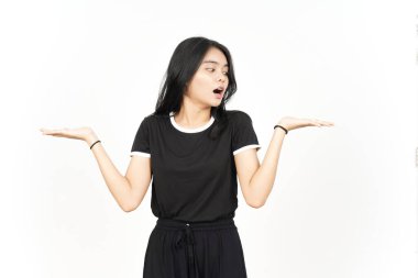 Açık Avuç 'ta Beyaz Üzerine İzole Güzel Asyalı Kadın' ın İki Ürününü Göstermek ve Sunmak