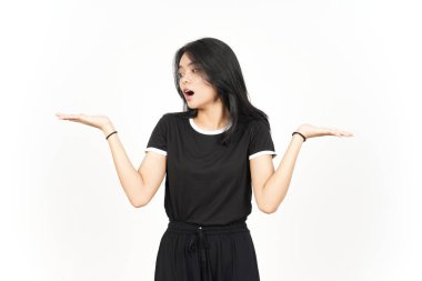 Açık Avuç 'ta Beyaz Üzerine İzole Güzel Asyalı Kadın' ın İki Ürününü Göstermek ve Sunmak