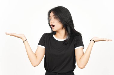 Açık Avuç 'ta Beyaz Üzerine İzole Güzel Asyalı Kadın' ın İki Ürününü Göstermek ve Sunmak