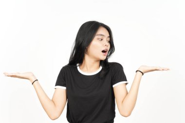 Açık Avuç 'ta Beyaz Üzerine İzole Güzel Asyalı Kadın' ın İki Ürününü Göstermek ve Sunmak