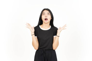 Beyaz arka planda tecrit edilmiş güzel Asyalı kadının bağırışları ve öfkeli jestleri