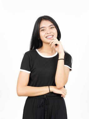 Elin çenede gülümse ve beyaz arka planda yalnız bırakılmış güzel Asyalı kadının kamerasına bak.