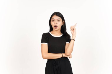 Ürün ve İşaret Tarafı Beyazda Tecrit Edilen Güzel Asyalı Kadın İşaretçisini Kullanıyor