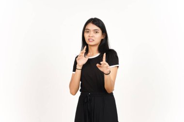 Beyaz arka planda tecrit edilmiş güzel Asyalı kadının el hareketini durdurun.