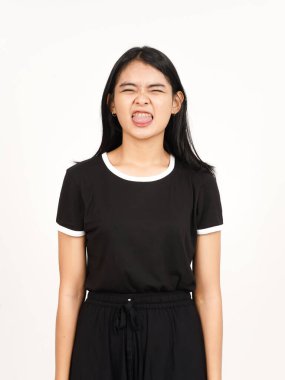 Dilini, beyaz arka planda tecrit edilmiş güzel bir Asyalı kadından çıkarmış.