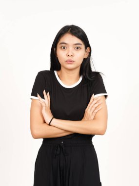 Beyaz arka planda tecrit edilmiş güzel Asyalı kadının dondurucu jesti