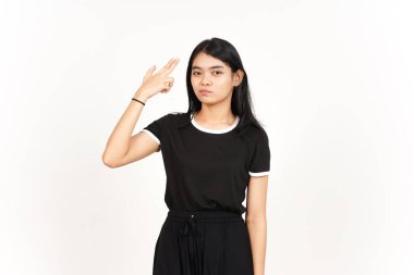 Beyaz arka planda tecrit edilmiş Güzel Asyalı Kadın 'ın kafasında silah parmağı