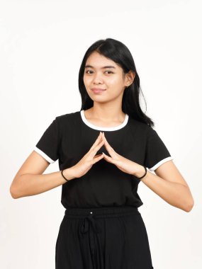 Beyaz arka planda izole edilmiş güzel Asyalı kadının gülümseyen ve kameraya bakan