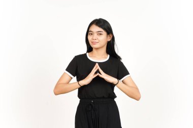 Beyaz arka planda izole edilmiş güzel Asyalı kadının gülümseyen ve kameraya bakan