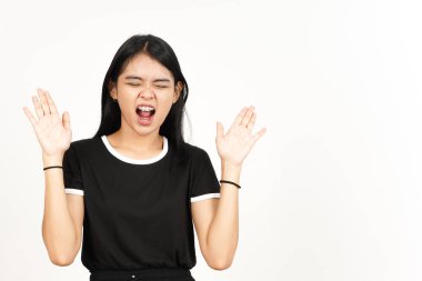 Beyaz arka planda tecrit edilmiş güzel Asyalı kadının bağırışları ve öfkeli jestleri
