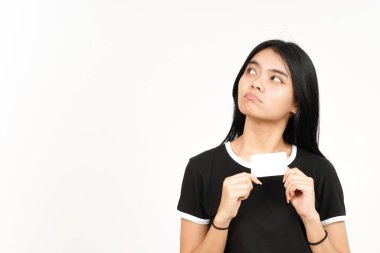 Beyaz arka planda tecrit edilmiş güzel Asyalı kadının banka kartı ya da kredi kartı.