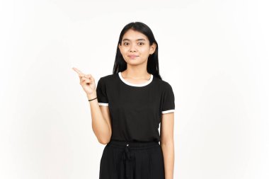 Ürün ve İşaret Tarafı Beyazda Tecrit Edilen Güzel Asyalı Kadın İşaretçisini Kullanıyor