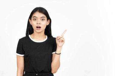 Ürün ve İşaret Tarafı Beyazda Tecrit Edilen Güzel Asyalı Kadın İşaretçisini Kullanıyor