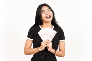 Beyaz arka planda tecrit edilmiş güzel Asyalı Kadın 'ın 100.000 rupia banknotunu tutuyor.