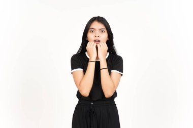 Beyaz arka planda izole edilmiş güzel Asyalı kadının şok olmuş yüz ifadesi.