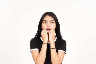 Beyaz arka planda izole edilmiş güzel Asyalı kadının şok olmuş yüz ifadesi.