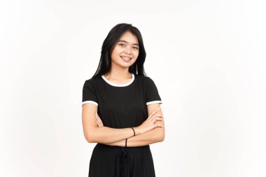 Kollarını kavuşturup gülümsüyor ve beyaz arka planda izole edilmiş güzel Asyalı kadının kamerasına bakıyor.