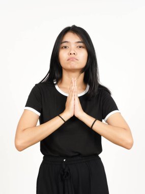 Beyaz arka planda tecrit edilmiş güzel Asyalı Kadın 'ın kollarını kavuşturup yalvarması.