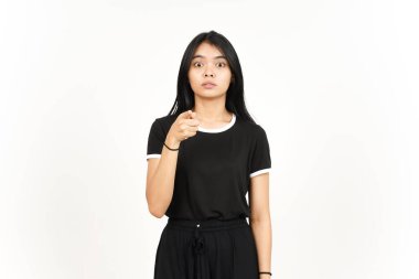 Beyaz arka planda izole edilmiş güzel Asyalı kadına kızgın ve işaret ediyor.