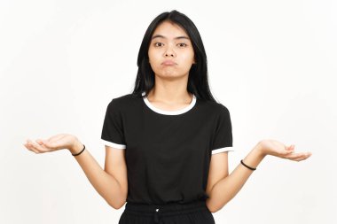 Şaşkın, beyaz arka planda tecrit edilmiş güzel bir Asyalı kadının el hareketi bilmiyorum.