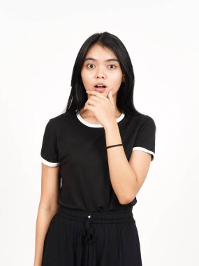 Beyaz arka planda izole edilmiş güzel Asyalı kadının şok olmuş yüz ifadesi.