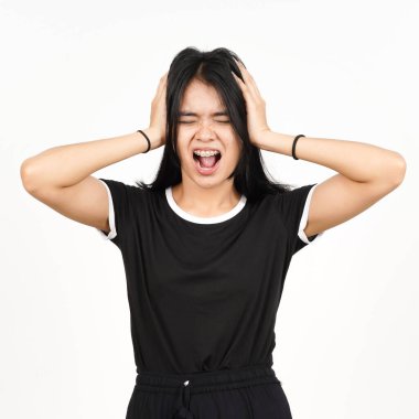 Beyaz arka planda tecrit edilmiş güzel Asyalı kadının rahatsız edici sesini duyar