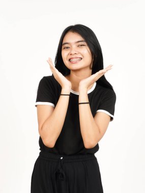 Beyaz arka planda izole edilmiş güzel Asyalı kadının gülümseyen ve kameraya bakan