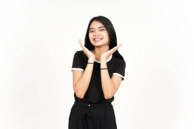 Beyaz arka planda izole edilmiş güzel Asyalı kadının gülümseyen ve kameraya bakan