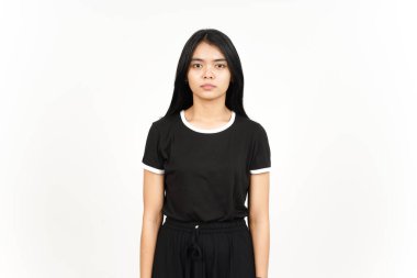 Beyaz arka planda tecrit edilmiş güzel Asyalı kadının kamerasına bakan ciddi bir yüz.