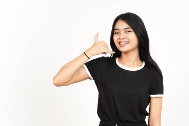 Telefon jesti yap ya da bana geri dön. Beyaz arka planda tecrit edilmiş güzel bir Asyalı kadının işareti.