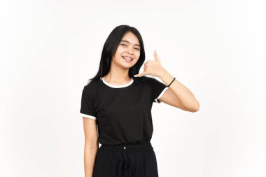 Telefon jesti yap ya da bana geri dön. Beyaz arka planda tecrit edilmiş güzel bir Asyalı kadının işareti.