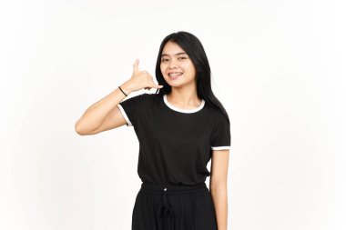 Telefon jesti yap ya da bana geri dön. Beyaz arka planda tecrit edilmiş güzel bir Asyalı kadının işareti.