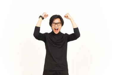 Evet, beyaz arka planda izole edilmiş güzel Asyalı adamın heyecanlı ve kutlama jesti.