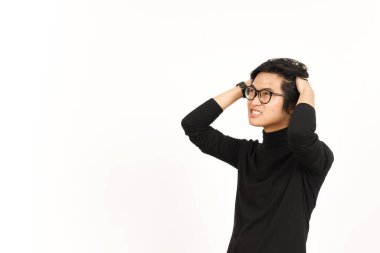 Öfkeli, stresli ve beyaz arka planda izole edilmiş Asyalı Güzel Adamın Saçlarını Çekiyor