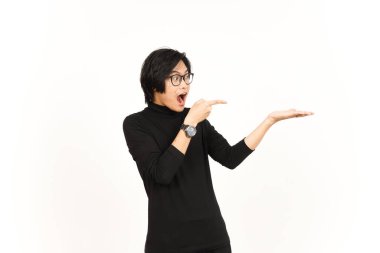 Beyaz arka planda tecrit edilmiş Asyalı Güzel Adam Açık Avuç 'ta Ürünleri Gösterme ve Sunma