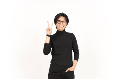 Beyaz arka planda izole edilmiş Yakışıklı Asyalı Adam 'ın Gülümseyin ve Barış İşareti Gösterin