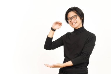 Beyaz arka planda izole edilmiş yakışıklı Asyalı adamın Büyük İşaret Ürünlerini Ölçmek ve Göstermek