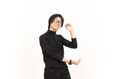 Beyaz arka planda izole edilmiş yakışıklı Asyalı adamın Büyük İşaret Ürünlerini Ölçmek ve Göstermek