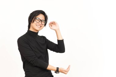 Beyaz arka planda izole edilmiş yakışıklı Asyalı adamın Büyük İşaret Ürünlerini Ölçmek ve Göstermek