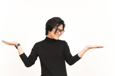 Beyaz arka planda izole edilmiş yakışıklı Asyalı adamın açık avucunda iki ürünü gösteriyor.