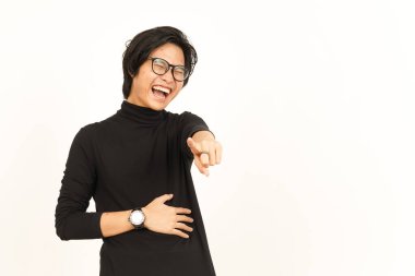 Seni işaret ediyor ve beyaz arka planda yalnız bırakılmış yakışıklı Asyalı adama gülüyor.