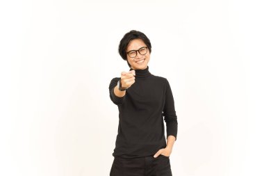 Sana gülümsüyor ve işaret ediyor. Beyaz arka planda yalnız bırakılmış yakışıklı Asyalı adamın jestini yapmanı istiyor.