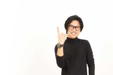 Beyaz arka planda izole edilmiş yakışıklı Asyalı adamın metal el işareti.