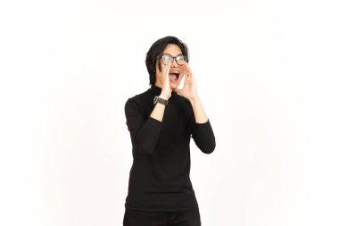 Beyaz arka planda izole edilmiş yakışıklı Asyalı adamın elleri ağızda duyurusu